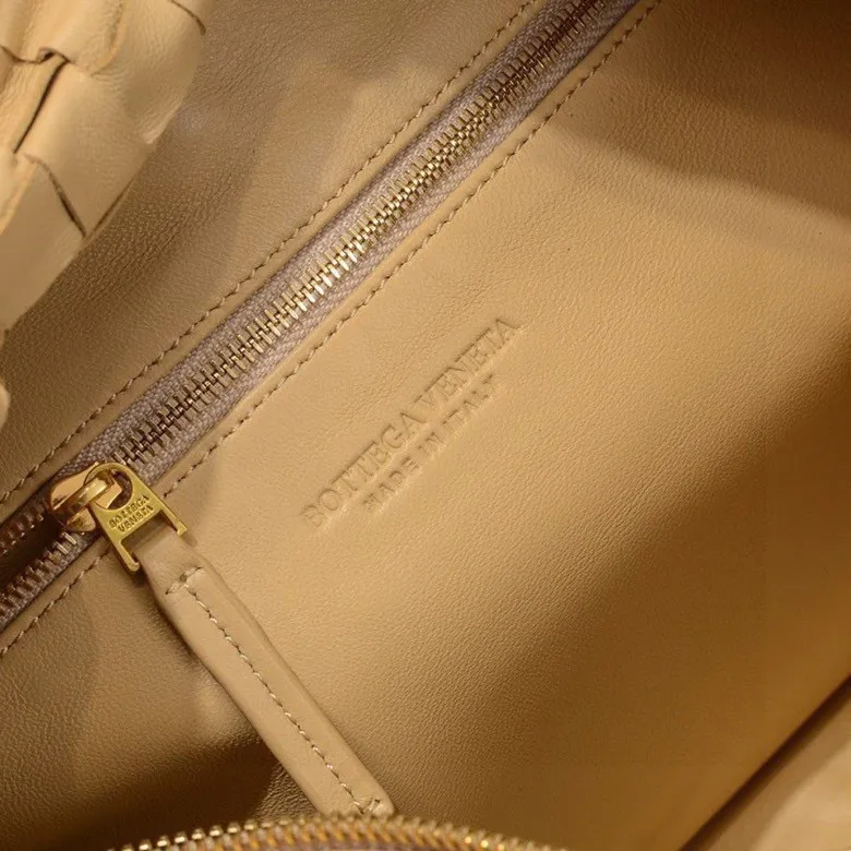 Batch 1460 BV Bottega Veneta 2022 Early Spring New Ladies Medium JODIE Handbag BV Bag 🔥The new method is to round the corners on the original basis and knot the round hobo bag with classic woven leather. The most iconic triangular pull-out design, using sheepskin draped soft shape, is super suitable for concave shapes~ Jodie feels really gentle to people, and is definitely the best item for daily matching. It has the same weave, new elements and twists, and is versatile. It is the new favorite of street style Internet celebrities! Size: 36*21*13 Model: 6697